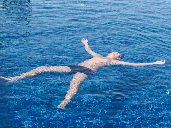 Feliz Niño Preadolescente Asiático Flotando Piscina Día Soleado Concepto Estilo —  Fotos de Stock