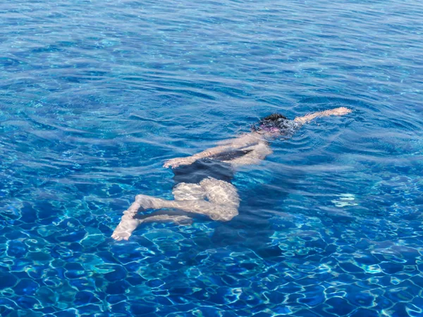 Feliz Niño Preadolescente Asiático Flotando Piscina Día Soleado Concepto Estilo —  Fotos de Stock