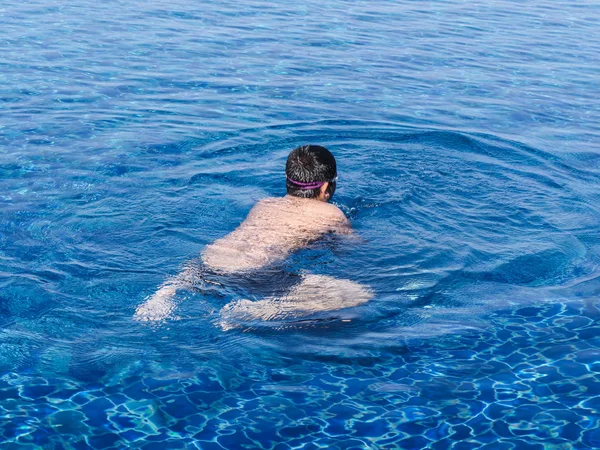 Feliz Niño Preadolescente Asiático Flotando Piscina Día Soleado Concepto Estilo —  Fotos de Stock