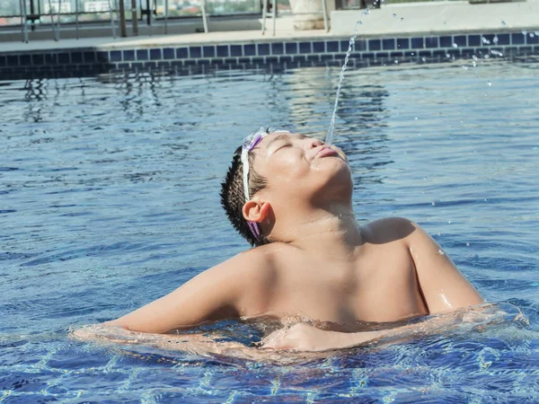 Niño Asiático Con Gafas Nadando Piscina Día Soleado Chico Soplando —  Fotos de Stock