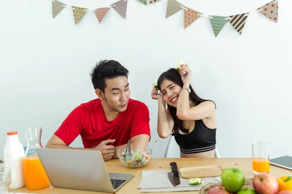 Lyckliga Asiatiska Paret Använder Laptop Och Äta Sallad Och Frukt — Stockfoto