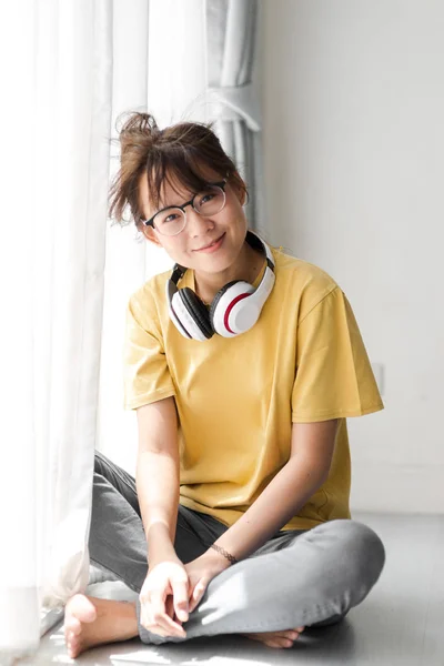 Glücklicher Asiatischer Student Mit Brille Und Musik Über Kopfhörer Fenster — Stockfoto