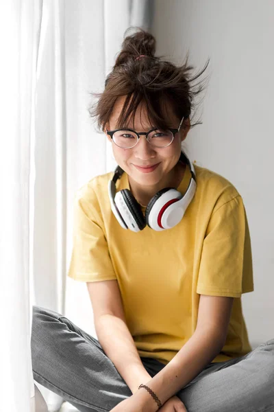 Glücklicher Asiatischer Student Mit Brille Und Musik Über Kopfhörer Fenster — Stockfoto