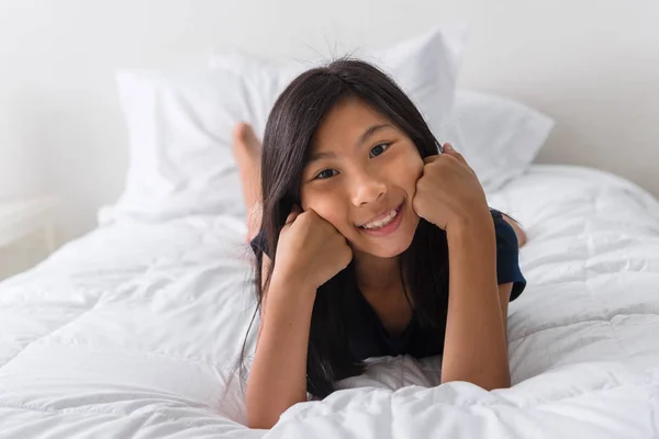 Gelukkig Aziatisch Meisje Liggend Witte Bed Levensstijl Concept — Stockfoto