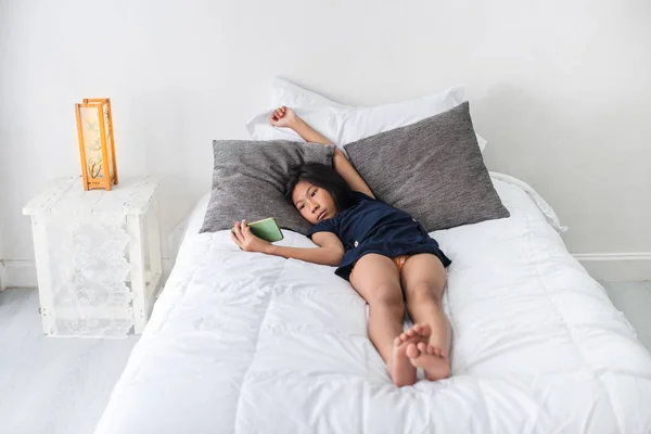 Happy Asian Girl Menggunakan Tablet Tempat Tidur Rumah — Stok Foto