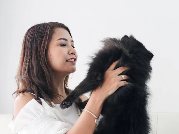 Счастливая Азиатская Женщина Играющая Своей Черной Собакой Диване Дома Концепция — стоковое фото