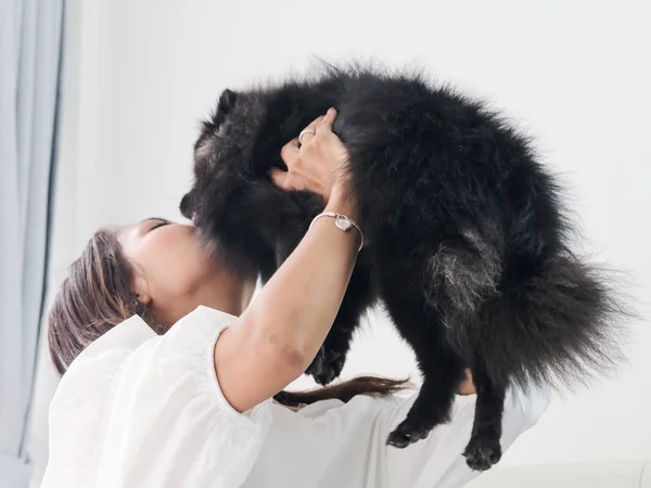 Feliz Mujer Asiática Jugando Con Perro Negro Sofá Casa Concepto — Foto de Stock