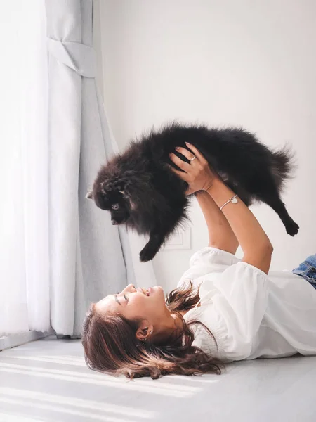 Feliz Mujer Asiática Acostada Suelo Tocando Perro Negro Con Luz — Foto de Stock