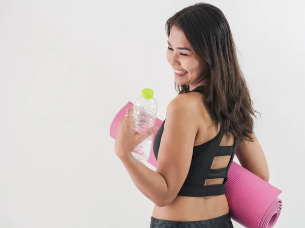 Mujer Asiática Feliz Sosteniendo Una Botella Agua Estera Yoga Rosa — Foto de Stock
