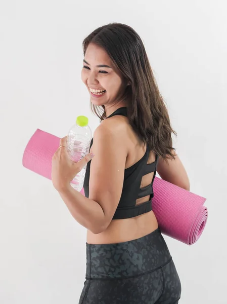 Mujer Asiática Feliz Sosteniendo Una Botella Agua Estera Yoga Rosa — Foto de Stock