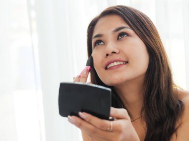 Asyalı kadın olun yüzüne yaşam tarzı kavramı.