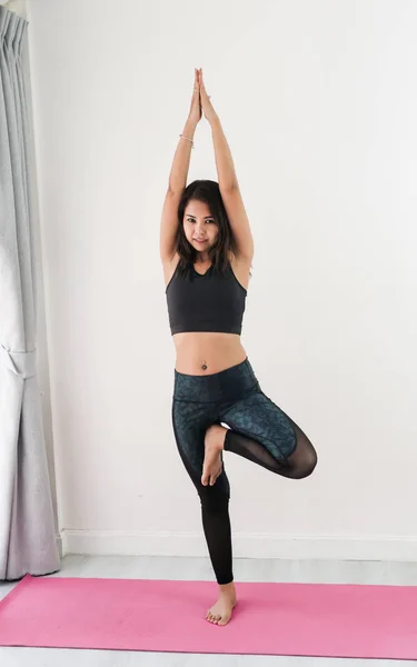 Pembe Mat Evde Yaşam Kavramı Yoga Yaparken Mutlu Asya Spor — Stok fotoğraf