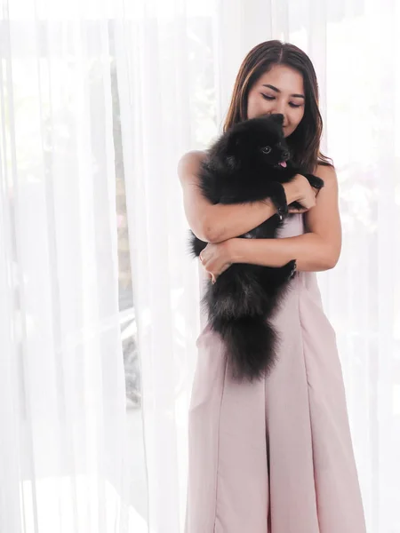 Feliz Asiático Mujer Holding Negro Perro Cerca Ventana Casa — Foto de Stock