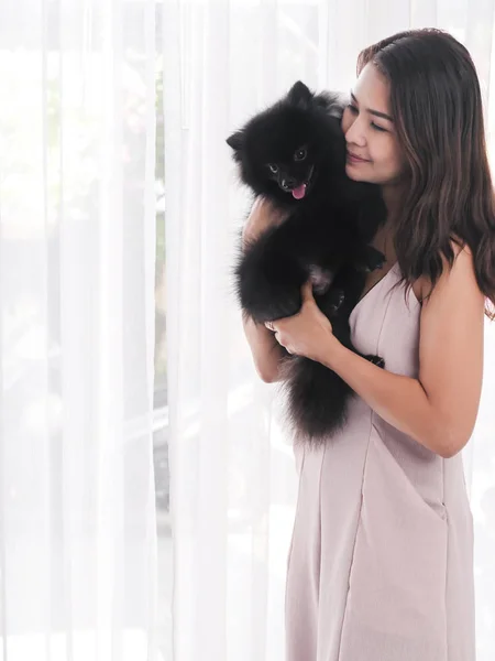 Feliz Asiático Mujer Holding Negro Perro Cerca Ventana Casa — Foto de Stock