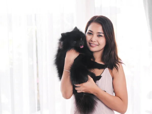 Feliz Asiático Mujer Holding Negro Perro Cerca Ventana Casa — Foto de Stock