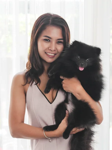 Feliz Asiático Mujer Holding Negro Perro Cerca Ventana Casa — Foto de Stock