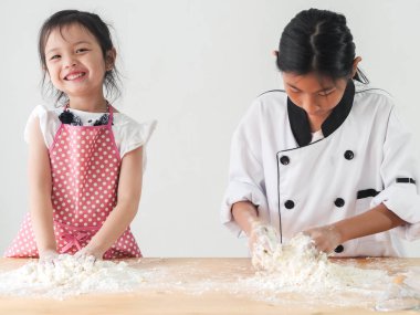 Asya çocuk öğrenme pişirme pizza ya da ekmek, yaşam kavramı nasıl.