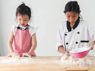 Asya çocuk öğrenme pişirme pizza ya da ekmek, yaşam kavramı nasıl.