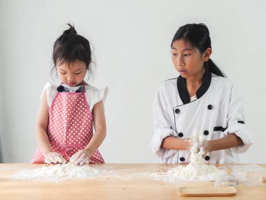 Asya çocuk öğrenme pişirme pizza ya da ekmek, yaşam kavramı nasıl.