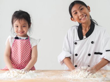 Asya çocuk öğrenme pişirme pizza ya da ekmek, yaşam kavramı nasıl.