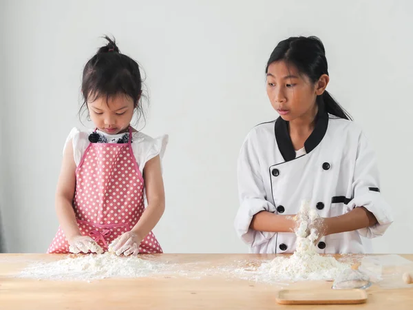 Asya çocuk öğrenme pişirme pizza ya da ekmek, yaşam kavramı nasıl.