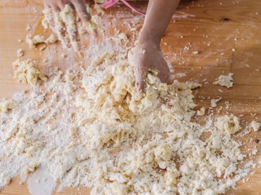 Çocuklar el, pizza veya masada ekmek hamur hazırlama hareket bulanıklığı.