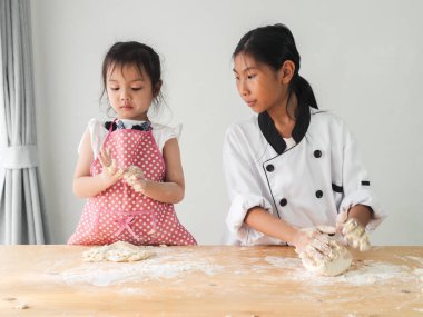 Asya çocuk öğrenme pişirme pizza ya da ekmek, yaşam kavramı nasıl.