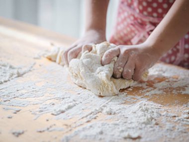 Çocuk el hamur hazırlama pizza ya da ekmek, yaşam kavramı, hareket bulanıklığı.