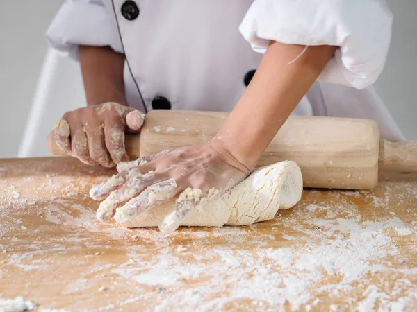 Hamur hazırlama pizza ya da ekmek, yaşam kavramı için üniformalı Çocuk ellerini.