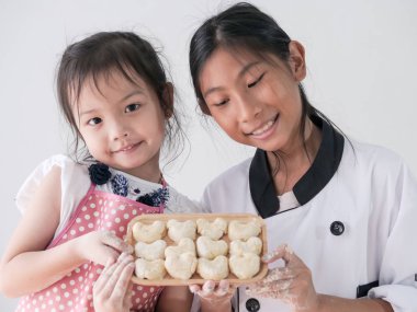 Gösterilen onun ev yapımı ekmek veya çörek, yaşam tarzı konsepti kızlar.