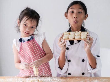 Gösterilen onun ev yapımı ekmek veya çörek, yaşam kavramı kız.