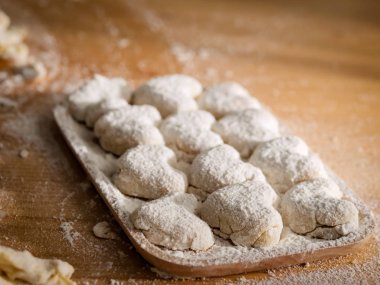 Ham ev yapımı ekmek veya çörek deneyin tablo.