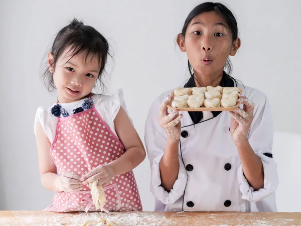 Gösterilen onun ev yapımı ekmek veya çörek, yaşam kavramı kız.
