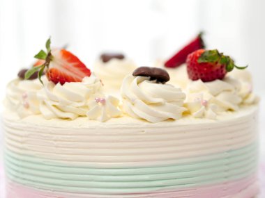 Chocoate pasta tereyağı krema ile kaplı ve dilimlenmiş çilek ile dekore edilmiş