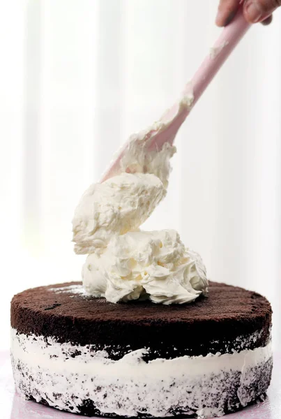 自家製チョコレート ケーキに広がり Whie バター クリーム — ストック写真