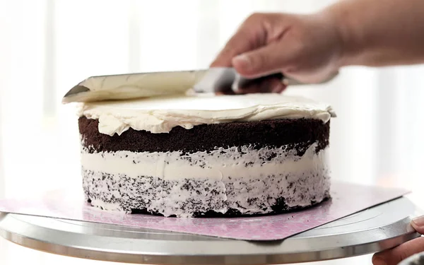自家製チョコレート ケーキに広がり Whie バター クリーム — ストック写真