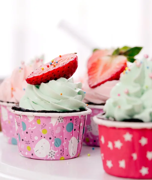 Cupcakes Aniversário Morango Pérola Com Cobertura Creme Manteiga Mesa — Fotografia de Stock