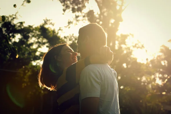 Romantische Paar Holidng Samen Met Zonlicht Avond — Stockfoto