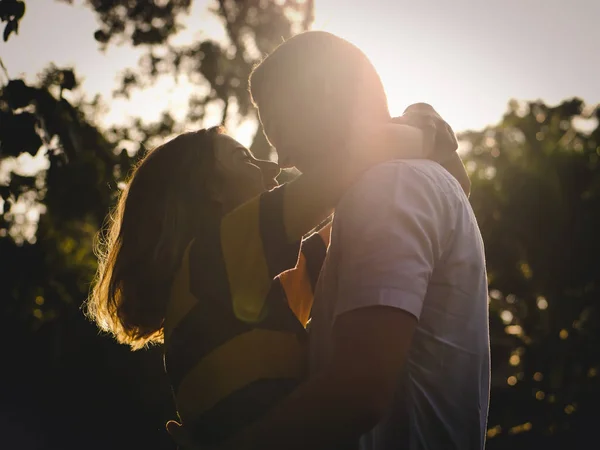 Casal Romântico Férias Conjunto Com Luz Sol Noite — Fotografia de Stock