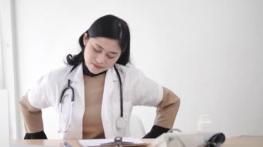 Depresif Asyalı Doktor geri ağrısı kapalı.