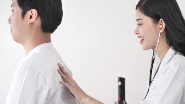 Asiatische Ärztin Mit Atem Und Rückenuntersuchung Für Ihre Patientin Arbeitskonzept — Stockvideo