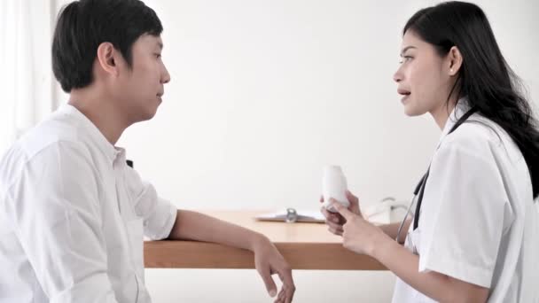 Médico Médico Farmacêutico Explicando Como Usar Medicamentos Para Paciente — Vídeo de Stock