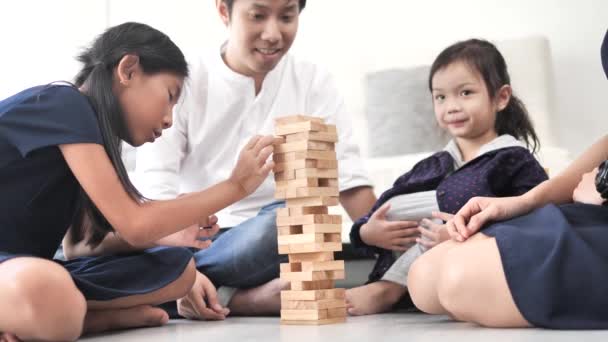 Glückliche Asiatische Familie Beim Gemeinsamen Spielen Von Holzklötzen Hause Zeitlupe — Stockvideo