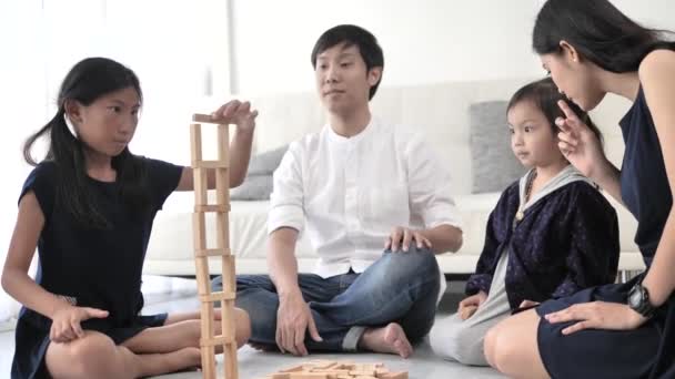 Feliz Familia Asiática Jugando Bloques Madera Juntos Casa Cámara Lenta — Vídeos de Stock