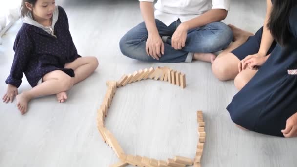 Lykkelig Asiatisk Familie Som Spiller Treblokker Sammen Hjemme Sakte Film – stockvideo
