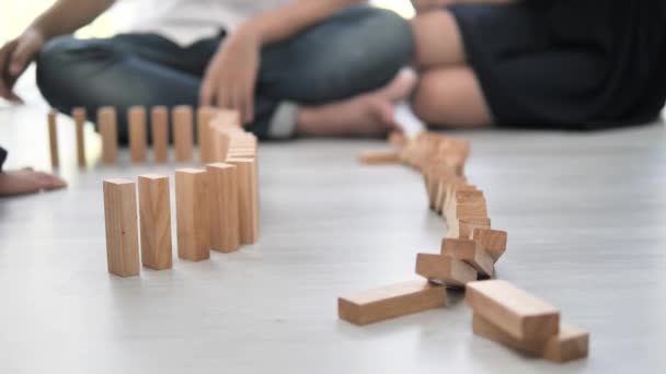 幸せなアジア家族一緒に自宅で木製のブロックを遊んでスローモーション — ストック動画