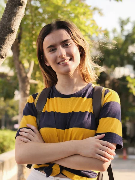 Porträt Eines Teenager Mädchens Auf Dem Campus Mit Rucksack Und — Stockfoto