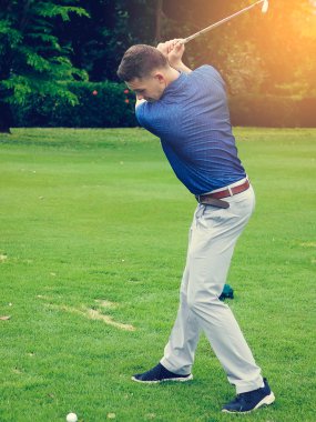 Mutlu golfçü yeşil alan, yaşam kavramı Golf oynuyor. Hareket bulanıklığı