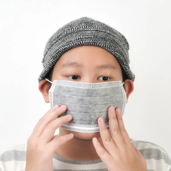 Asiático Preadolescente Chico Usando Earloop Máscara Carbono Sobre Fondo Blanco — Foto de Stock