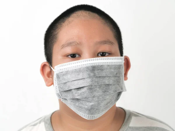 Asiatiska Preteen Pojke Bär Öronbygel Kol Mask Vit Bakgrund — Stockfoto